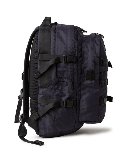 NEW ERA(ニューエラ)の「NEW ERA/ニューエラ バックパック キャリアパック 35L ネイビーペイズリー 14750922(バックパック/リュック・メンズ・ネイビー・FREE)」の4枚目の写真