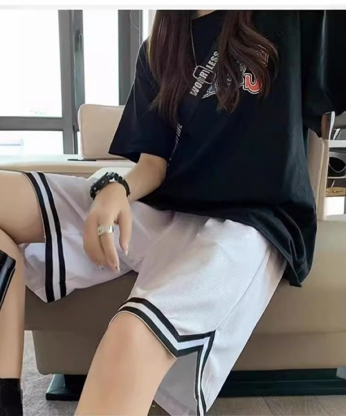 Ritzy(リッツィー)の「オーバーサイズバスケショーツ(その他パンツ・レディース・ブラック/ホワイト・M/L/S/XL)」の2枚目の写真