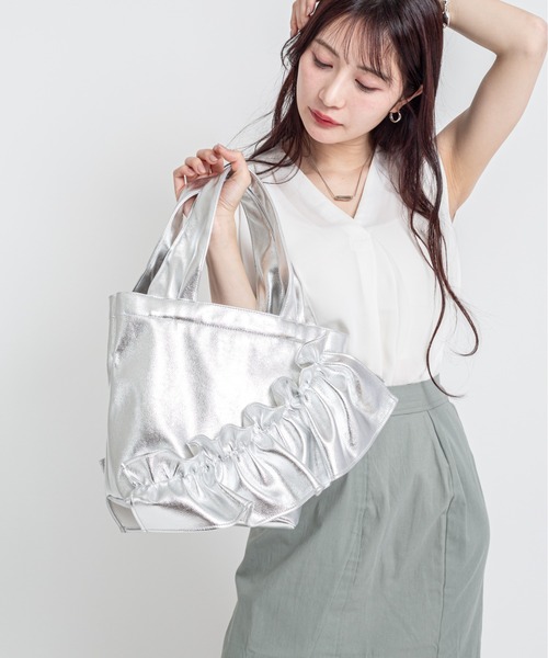 HELOYSE（エロイーズ）の「【HELOYSE/エロイーズ】フリルトートバッグ　mercury PU leather S（トートバッグ・レディース・シルバー/ブラック・FREE）」の7枚目の写真