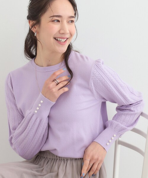 SHOO・LA・RUE(シューラルー)の「【洗濯機可/S-LL】手元美しく パールボタン&お袖編み柄切り替えニット(ニット/セーター・レディース・ブラック/グレー/パープル・01/02/03/04)」の3枚目の写真