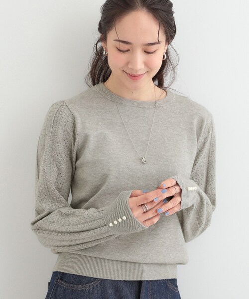 SHOO・LA・RUE(シューラルー)の「【洗濯機可/S-LL】手元美しく パールボタン&お袖編み柄切り替えニット(ニット/セーター・レディース・ブラック/グレー/パープル・01/02/03/04)」の1枚目の写真