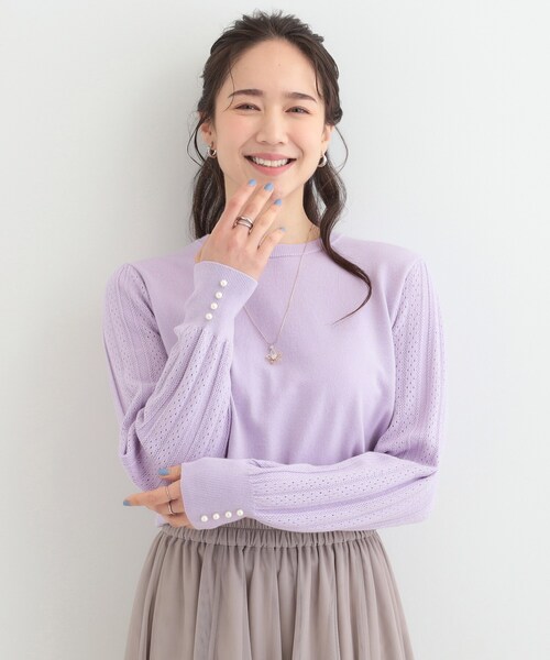SHOO・LA・RUE(シューラルー)の「【洗濯機可/S-LL】手元美しく パールボタン&お袖編み柄切り替えニット(ニット/セーター・レディース・ブラック/グレー/パープル・01/02/03/04)」の4枚目の写真
