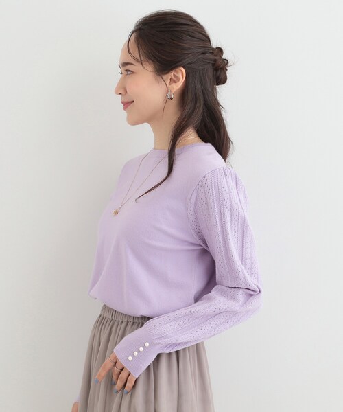 SHOO・LA・RUE(シューラルー)の「【洗濯機可/S-LL】手元美しく パールボタン&お袖編み柄切り替えニット(ニット/セーター・レディース・ブラック/グレー/パープル・01/02/03/04)」の5枚目の写真