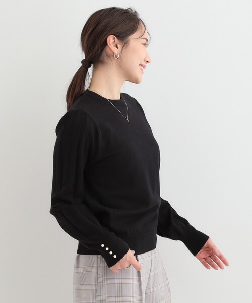 SHOO・LA・RUE(シューラルー)の「【洗濯機可/S-LL】手元美しく パールボタン&お袖編み柄切り替えニット(ニット/セーター・レディース・ブラック/グレー/パープル・01/02/03/04)」の13枚目の写真