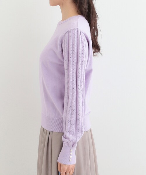 SHOO・LA・RUE(シューラルー)の「【洗濯機可/S-LL】手元美しく パールボタン&お袖編み柄切り替えニット(ニット/セーター・レディース・ブラック/グレー/パープル・01/02/03/04)」の17枚目の写真