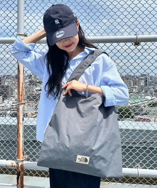 THE NORTH FACE(ザノースフェイス)の「【国内未発売 】THE NORTH FACE(ザ・ノースフェイス)/A4収納可 トートバッグ サブバッグ エコバッグ/WL TRIG BAG(ショルダーバッグ・レディース・ブラック/グレー・FREE)」の2枚目の写真