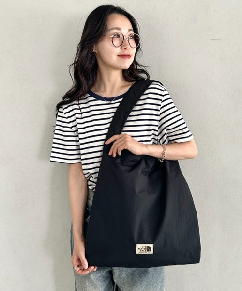 THE NORTH FACE(ザノースフェイス)の「【国内未発売 】THE NORTH FACE(ザ・ノースフェイス)/A4収納可 トートバッグ サブバッグ エコバッグ/WL TRIG BAG(ショルダーバッグ・レディース・ブラック/グレー・FREE)」の4枚目の写真