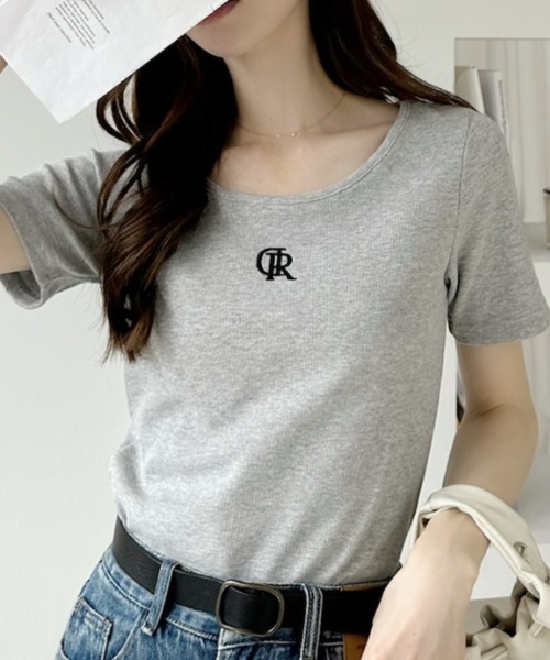 Ada.(エイダ)の「ワンポイント刺繍 Uネック 半袖 Tシャツ(Tシャツ/カットソー・レディース・ブラック/チャコール/グレー/オフホワイト・FREE)」の3枚目の写真