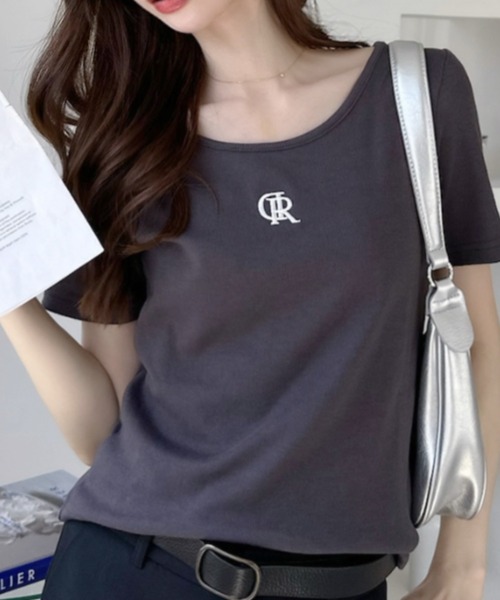 Ada.(エイダ)の「ワンポイント刺繍 Uネック 半袖 Tシャツ(Tシャツ/カットソー・レディース・ブラック/チャコール/グレー/オフホワイト・FREE)」の4枚目の写真