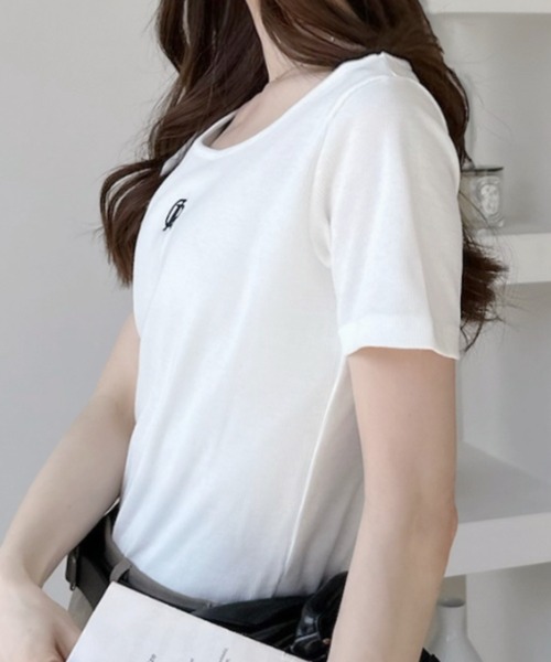 Ada.(エイダ)の「ワンポイント刺繍 Uネック 半袖 Tシャツ(Tシャツ/カットソー・レディース・ブラック/チャコール/グレー/オフホワイト・FREE)」の5枚目の写真