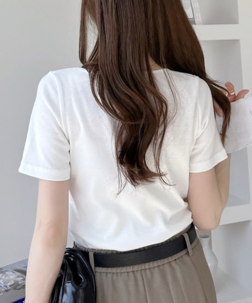 Ada.(エイダ)の「ワンポイント刺繍 Uネック 半袖 Tシャツ(Tシャツ/カットソー・レディース・ブラック/チャコール/グレー/オフホワイト・FREE)」の6枚目の写真