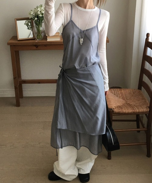 meJane(ミージェーン)の「シアーキャミワンピース×巻きスカート アシンメトリ―レイヤードワンピース(ワンピース・レディース・ホワイト/グレー・FREE)」の13枚目の写真