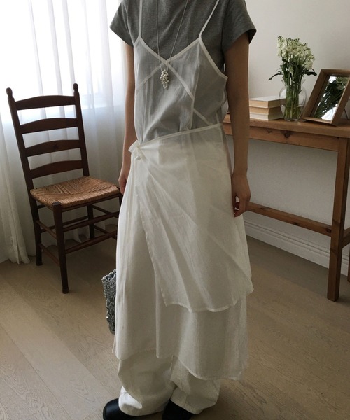 meJane(ミージェーン)の「シアーキャミワンピース×巻きスカート アシンメトリ―レイヤードワンピース(ワンピース・レディース・ホワイト/グレー・FREE)」の7枚目の写真