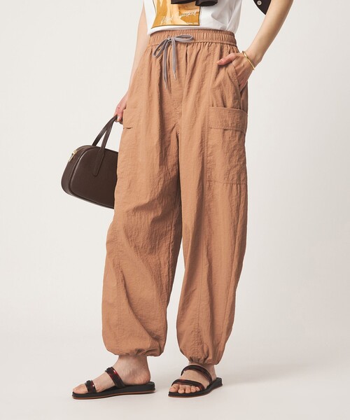 green label relaxing(グリーンレーベルリラクシング)の「バルーン カーゴ パンツ UVカット(カーゴパンツ・レディース・ベージュ/ブラック・FREE)」の1枚目の写真