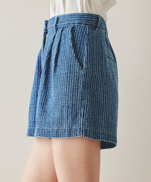 REDYAZEL(レディアゼル)の「レーザーカットデニムショートパンツ(その他パンツ・レディース・ホワイト/ネイビー/サックスブルー・MEDIUM/SMALL)」の13枚目の写真