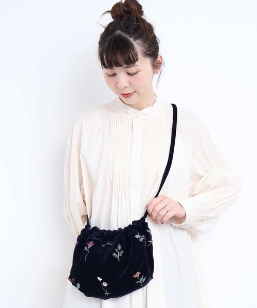 l'atelier du savon(アトリエドサボン)の「秋の草花 ベロア刺繍ポシェット(ショルダーバッグ・レディース・ブラウン/ネイビー・FREE)」の1枚目の写真