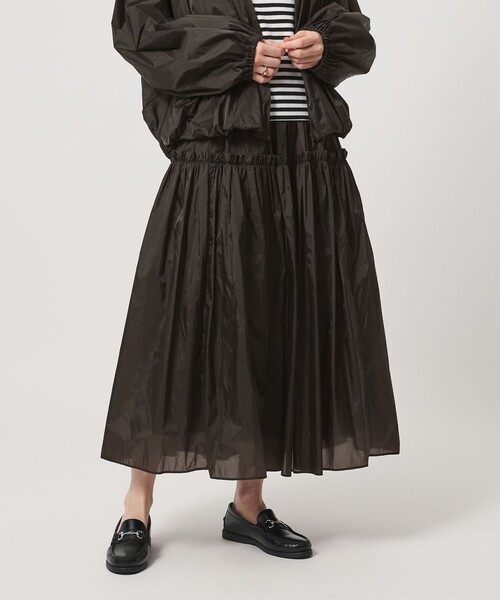 UNITED ARROWS（ユナイテッドアローズ）の「シアー タフタ ギャザースカート ‐はっ水 ウォッシャブル‐（スカート・レディース・ダークブラウン/ライトブルー・36/38）」の2枚目の写真