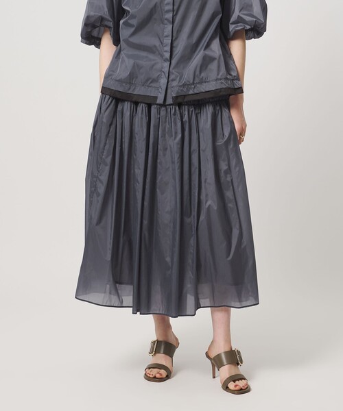 UNITED ARROWS（ユナイテッドアローズ）の「シアー タフタ ギャザースカート ‐はっ水 ウォッシャブル‐（スカート・レディース・ダークブラウン/ライトブルー・36/38）」の4枚目の写真