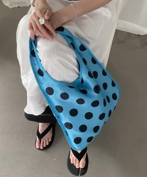 LA VORAGINE(ラ ヴォラジネ)の「A4対応大容量 ドット柄 ビッグ エコバッグ風 ワンハンドルバッグ(エコバッグ/サブバッグ・レディース・ブルー・FREE)」の17枚目の写真