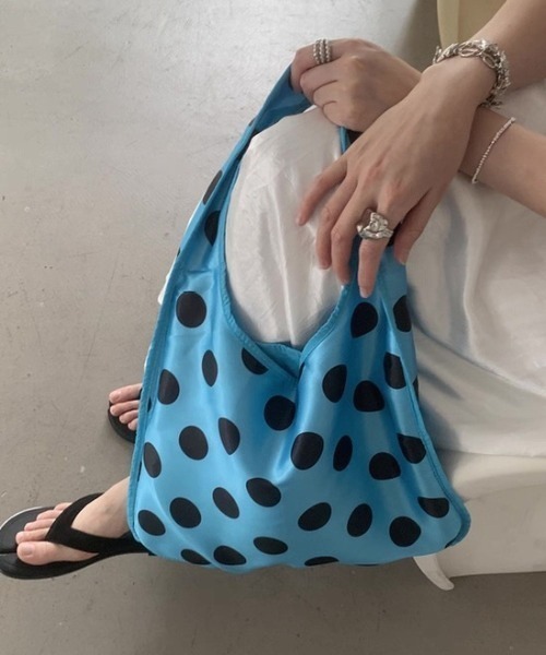 LA VORAGINE(ラ ヴォラジネ)の「A4対応大容量 ドット柄 ビッグ エコバッグ風 ワンハンドルバッグ(エコバッグ/サブバッグ・レディース・ブルー・FREE)」の18枚目の写真