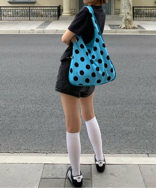 LA VORAGINE(ラ ヴォラジネ)の「A4対応大容量 ドット柄 ビッグ エコバッグ風 ワンハンドルバッグ(エコバッグ/サブバッグ・レディース・ブルー・FREE)」の15枚目の写真