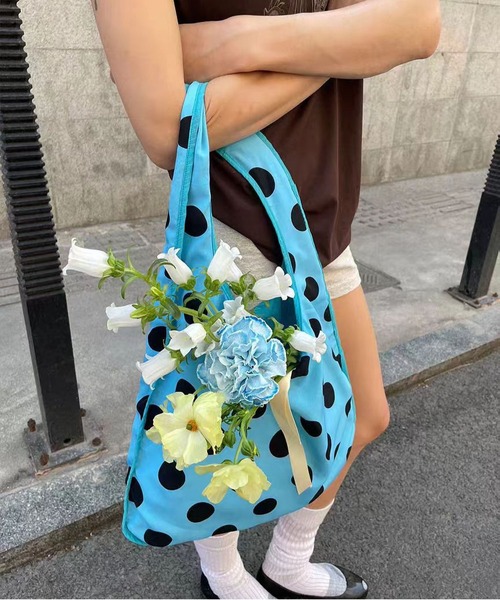 LA VORAGINE(ラ ヴォラジネ)の「A4対応大容量 ドット柄 ビッグ エコバッグ風 ワンハンドルバッグ(エコバッグ/サブバッグ・レディース・ブルー・FREE)」の9枚目の写真
