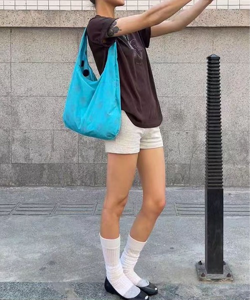 LA VORAGINE(ラ ヴォラジネ)の「A4対応大容量 ドット柄 ビッグ エコバッグ風 ワンハンドルバッグ(エコバッグ/サブバッグ・レディース・ブルー・FREE)」の11枚目の写真