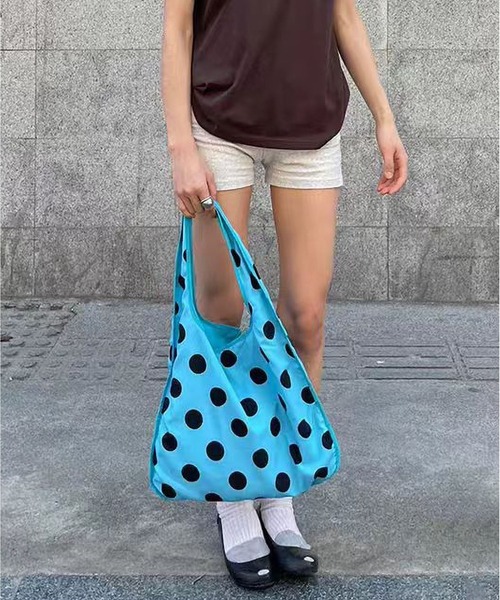 LA VORAGINE(ラ ヴォラジネ)の「A4対応大容量 ドット柄 ビッグ エコバッグ風 ワンハンドルバッグ(エコバッグ/サブバッグ・レディース・ブルー・FREE)」の10枚目の写真