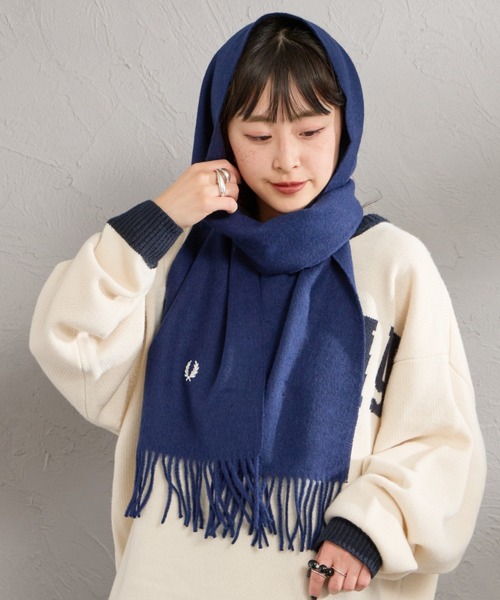 FRED PERRY（フレッドペリー）の「【WEB先行予約】[FRED PERRY/フレッドペリー] ワンポイントロゴ刺繍 ウールマフラー(WEB限定)（マフラー・レディース・ネイビー/ブラック・ONE SIZE）」の2枚目の写真