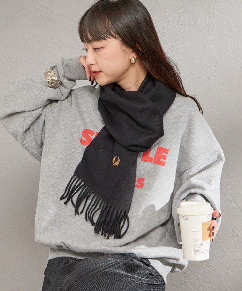 FRED PERRY（フレッドペリー）の「【WEB先行予約】[FRED PERRY/フレッドペリー] ワンポイントロゴ刺繍 ウールマフラー(WEB限定)（マフラー・レディース・ネイビー/ブラック・ONE SIZE）」の3枚目の写真