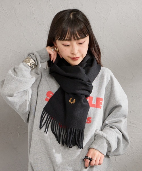 FRED PERRY（フレッドペリー）の「【WEB先行予約】[FRED PERRY/フレッドペリー] ワンポイントロゴ刺繍 ウールマフラー(WEB限定)（マフラー・レディース・ネイビー/ブラック・ONE SIZE）」の4枚目の写真