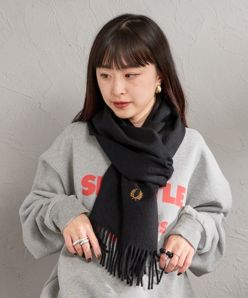 FRED PERRY（フレッドペリー）の「【WEB先行予約】[FRED PERRY/フレッドペリー] ワンポイントロゴ刺繍 ウールマフラー(WEB限定)（マフラー・レディース・ネイビー/ブラック・ONE SIZE）」の5枚目の写真
