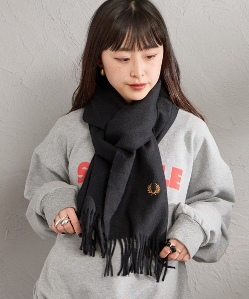 FRED PERRY（フレッドペリー）の「【WEB先行予約】[FRED PERRY/フレッドペリー] ワンポイントロゴ刺繍 ウールマフラー(WEB限定)（マフラー・レディース・ネイビー/ブラック・ONE SIZE）」の8枚目の写真