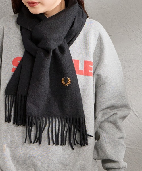 FRED PERRY（フレッドペリー）の「【WEB先行予約】[FRED PERRY/フレッドペリー] ワンポイントロゴ刺繍 ウールマフラー(WEB限定)（マフラー・レディース・ネイビー/ブラック・ONE SIZE）」の12枚目の写真