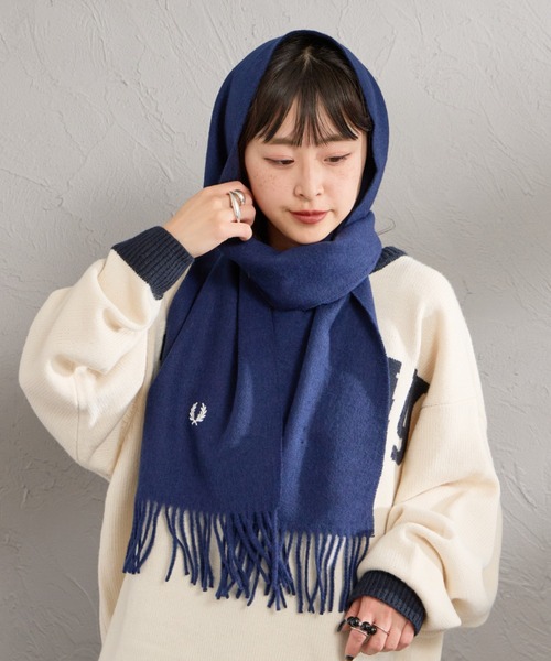 FRED PERRY（フレッドペリー）の「【WEB先行予約】[FRED PERRY/フレッドペリー] ワンポイントロゴ刺繍 ウールマフラー(WEB限定)（マフラー・レディース・ネイビー/ブラック・ONE SIZE）」の14枚目の写真
