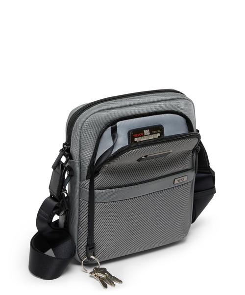 TUMI(トゥミ)の「TUMI ALPHA(アルファ) ミディアム・クロスボディ(ショルダーバッグ・メンズ・シルバーグレー・FREE)」の4枚目の写真