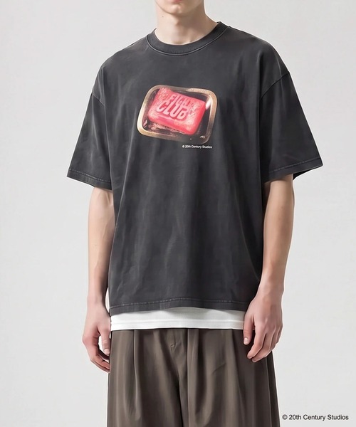 SLICK(スリック)の「【SLICK/スリック】FIGHT CLUB Printed T-shirt 01 / ファイトクラブ ロゴプリントTシャツ / パウダー加工 / オーバーサイズ / ヴィンテージライク(Tシャツ/カットソー・メンズ・ブラック/ホワイト・3/2/1)」の1枚目の写真