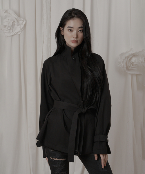 ILLIO(イリオ)の「ブラックシャーリングハーフトレンチコート(トレンチコート・レディース・その他・FREE)」の1枚目の写真