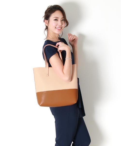 sankyo shokai（サンキョウショウカイ）の「バイカラー フェイクレザー トートバッグ（トートバッグ・レディース・その他3/その他5/その他1/その他2/その他4/キャメル/ブラック×レッド/ピンク×イエロー/ピンクベージュ/コーラルピンク・FREE）」の8枚目の写真