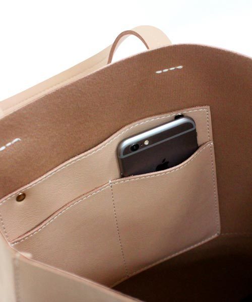 sankyo shokai（サンキョウショウカイ）の「バイカラー フェイクレザー トートバッグ（トートバッグ・レディース・その他3/その他5/その他1/その他2/その他4/キャメル/ブラック×レッド/ピンク×イエロー/ピンクベージュ/コーラルピンク・FREE）」の16枚目の写真