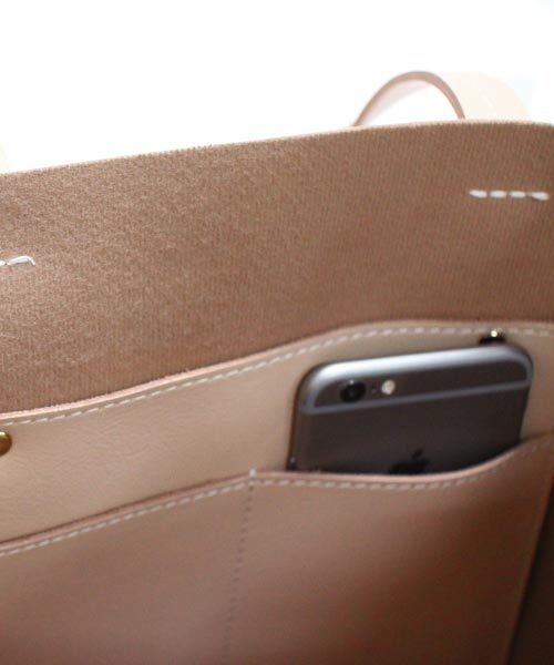 sankyo shokai（サンキョウショウカイ）の「バイカラー フェイクレザー トートバッグ（トートバッグ・レディース・その他3/その他5/その他1/その他2/その他4/キャメル/ブラック×レッド/ピンク×イエロー/ピンクベージュ/コーラルピンク・FREE）」の17枚目の写真