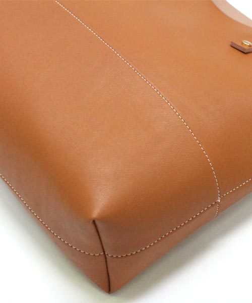 sankyo shokai（サンキョウショウカイ）の「バイカラー フェイクレザー トートバッグ（トートバッグ・レディース・その他3/その他5/その他1/その他2/その他4/キャメル/ブラック×レッド/ピンク×イエロー/ピンクベージュ/コーラルピンク・FREE）」の18枚目の写真