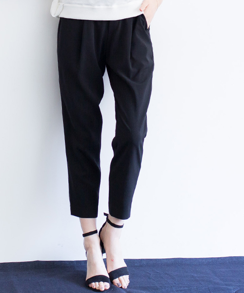 STUDIOUS（ステュディオス）の「【STUDIOUS】ドライタッチアンクルテーパードパンツ（その他パンツ・レディース・グレー/ブラック・0/1）」の2枚目の写真