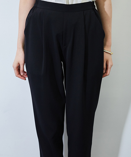 STUDIOUS（ステュディオス）の「【STUDIOUS】ドライタッチアンクルテーパードパンツ（その他パンツ・レディース・グレー/ブラック・0/1）」の13枚目の写真