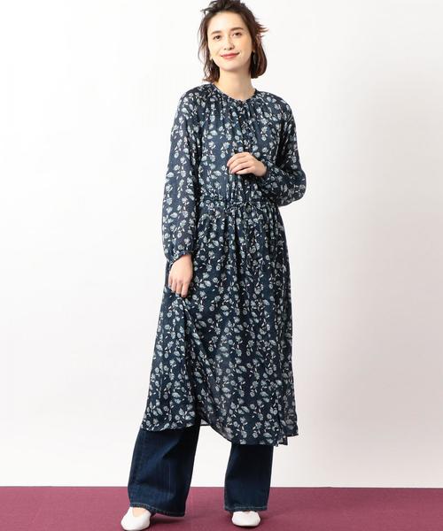 green label relaxing（グリーンレーベルリラクシング）の「CF Deveaux(デヴォー) レトロフラワー マキシ ワンピース ◆（ワンピース・レディース・ナチュラル/ネイビー・FREE）」の2枚目の写真