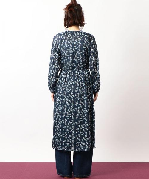 green label relaxing（グリーンレーベルリラクシング）の「CF Deveaux(デヴォー) レトロフラワー マキシ ワンピース ◆（ワンピース・レディース・ナチュラル/ネイビー・FREE）」の19枚目の写真