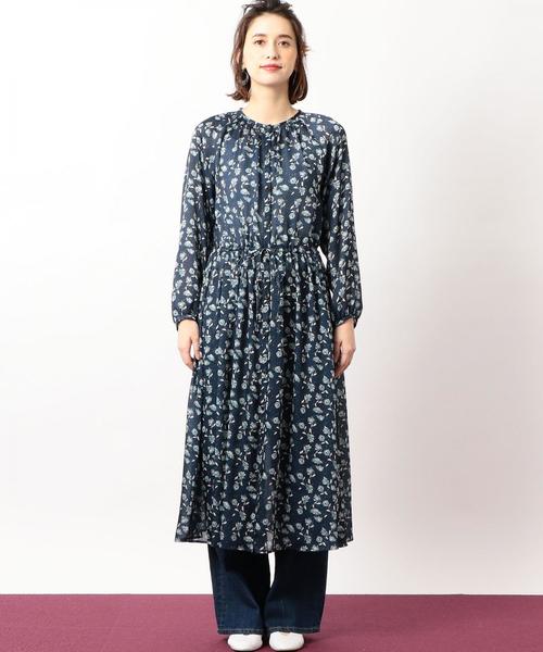 green label relaxing（グリーンレーベルリラクシング）の「CF Deveaux(デヴォー) レトロフラワー マキシ ワンピース ◆（ワンピース・レディース・ナチュラル/ネイビー・FREE）」の13枚目の写真