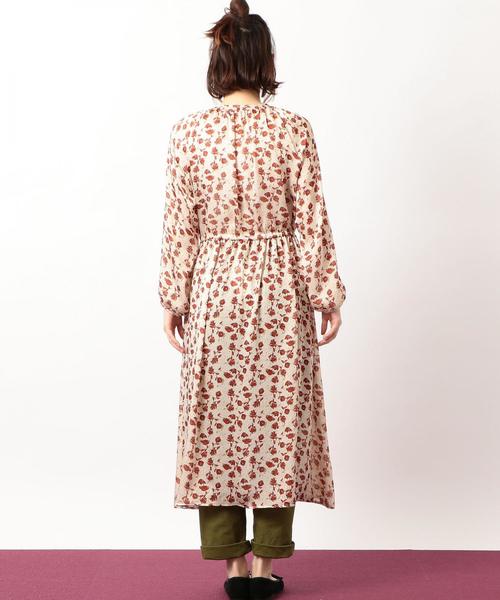 green label relaxing（グリーンレーベルリラクシング）の「CF Deveaux(デヴォー) レトロフラワー マキシ ワンピース ◆（ワンピース・レディース・ナチュラル/ネイビー・FREE）」の12枚目の写真