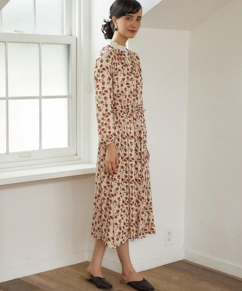 green label relaxing（グリーンレーベルリラクシング）の「CF Deveaux(デヴォー) レトロフラワー マキシ ワンピース ◆（ワンピース・レディース・ナチュラル/ネイビー・FREE）」の6枚目の写真