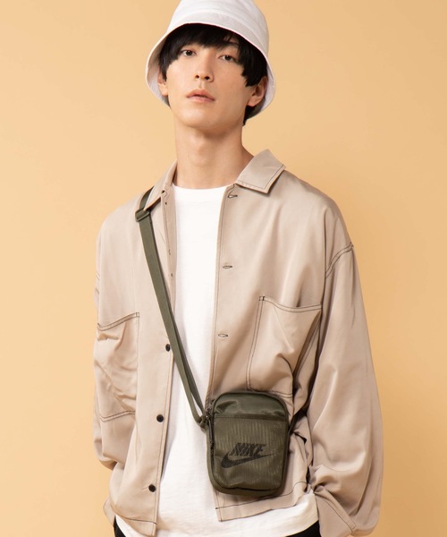 NIKE(ナイキ)の「WEGO/NIKE ヘリテージスモールアイテム(ショルダーバッグ・メンズ・カーキ/ブラック・FREE)」の2枚目の写真